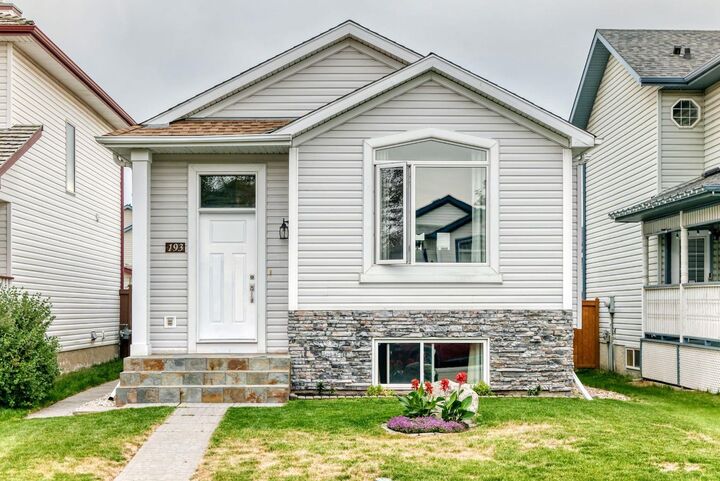 Property Photo:  193 Mt Aberdeen Circle SE  AB T2Z 3H3 