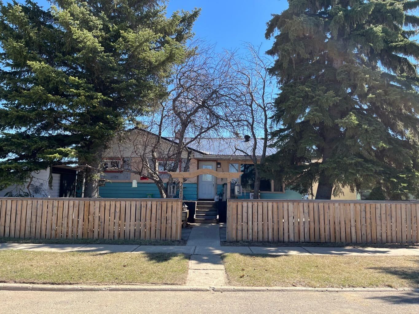 Property Photo:  203 Dehli Street  AB T0C 2S0 