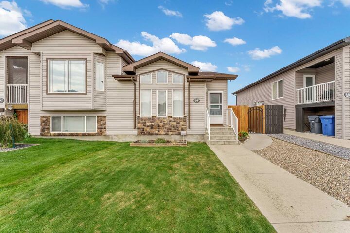 Property Photo:  84 Northlands Crescent NE  AB T1C 2A9 