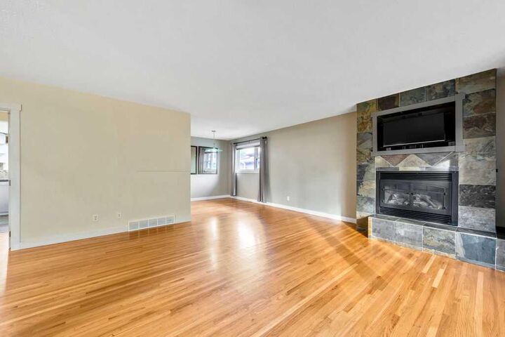 Property Photo:  64 Hollyburn Road SW  AB T2V 3H1 