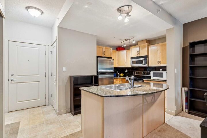 Property Photo: 5605 Henwood Street SW 1502 AB T3E 7R2