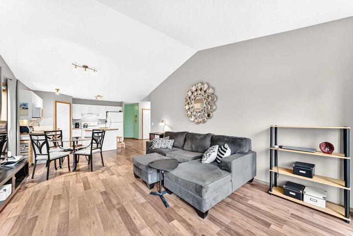 Property Photo:  22 Somervale Point SW  AB T2Y 3K4 