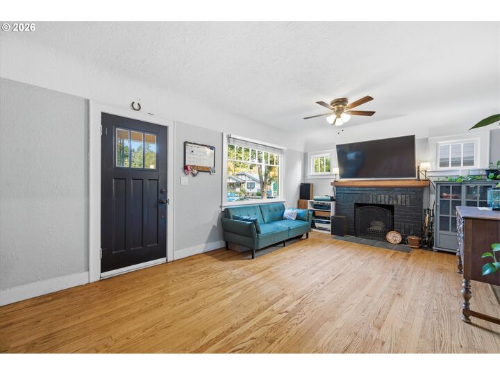 Property Photo:  1890 Cottage St  OR 97301 