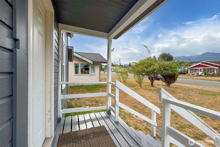 Property Photo:  421 E 6th Street  WA 98362 