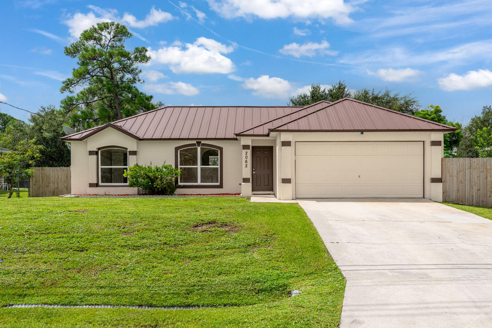 Property Photo: 2062 SW Janette Avenue FL 34953