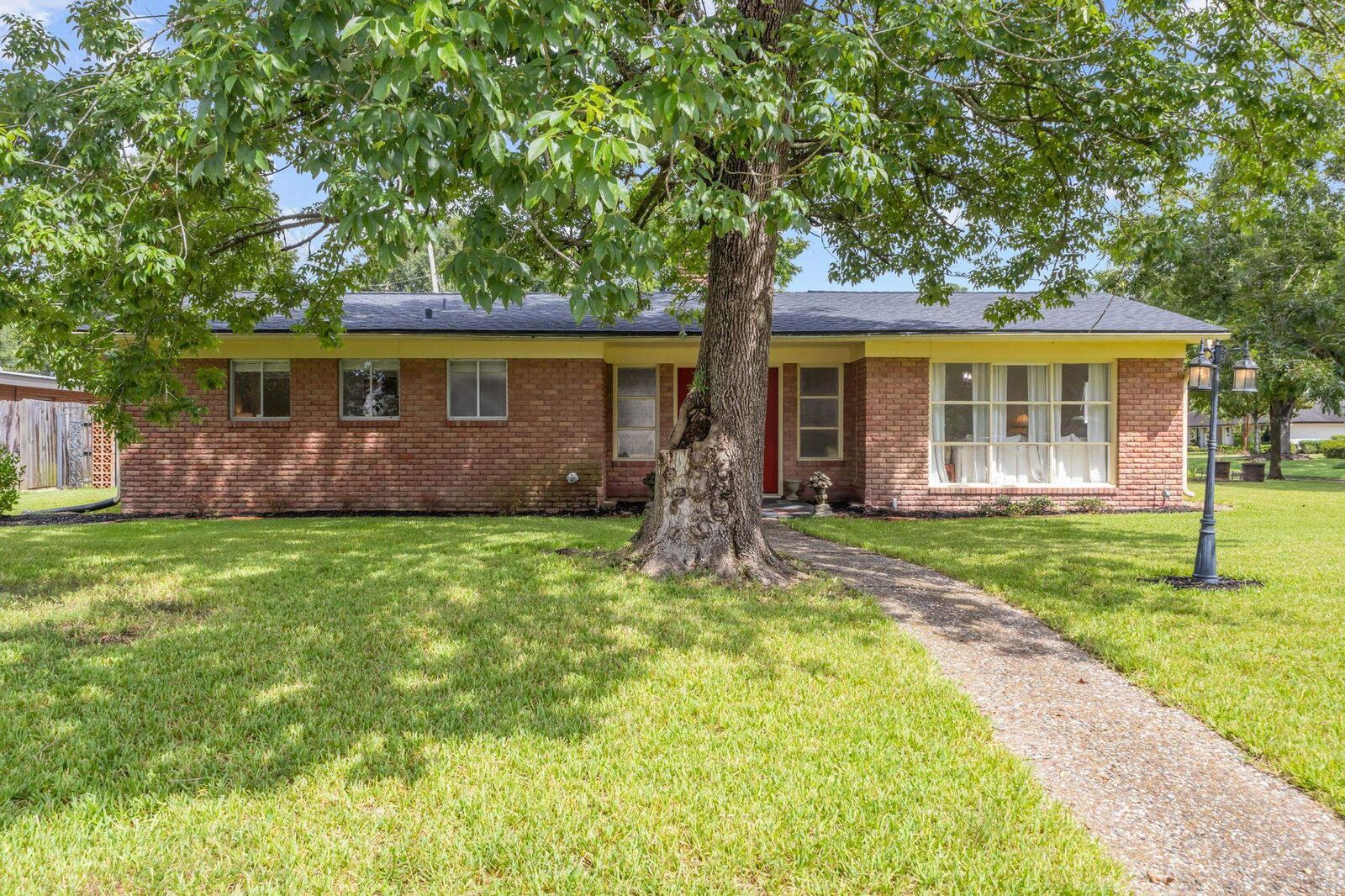 Property Photo:  1720 Rikisha  TX 77706 