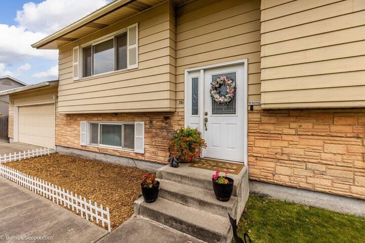 Property Photo: 116 S Greenacres Rd WA 99016
