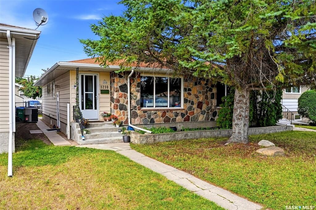 Property Photo: 1210-1212 Dewdney Avenue E SK S4N 0E3