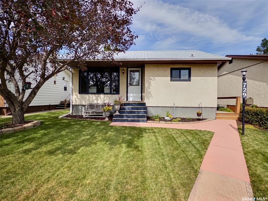 Property Photo: 729 Isabelle Street SK S4A 1P8