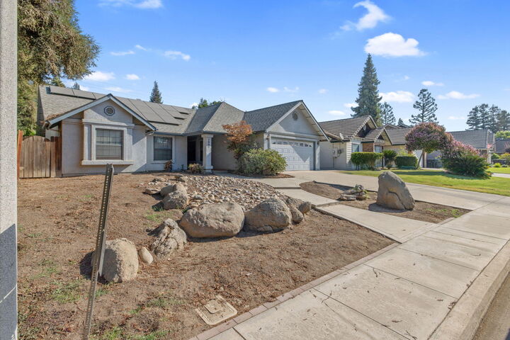 Property Photo:  1900 E Evergreen Court  CA 93292 
