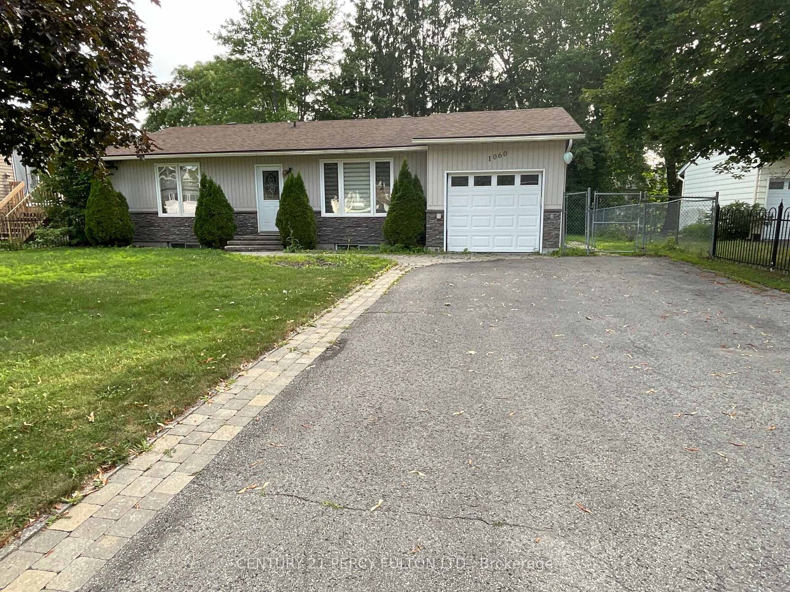 Property Photo: 1060 Bourget Avenue ON K1J 8C2