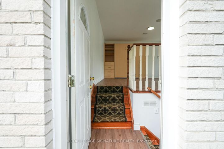Property Photo:  674 Abana Road  ON L5A 1H4 