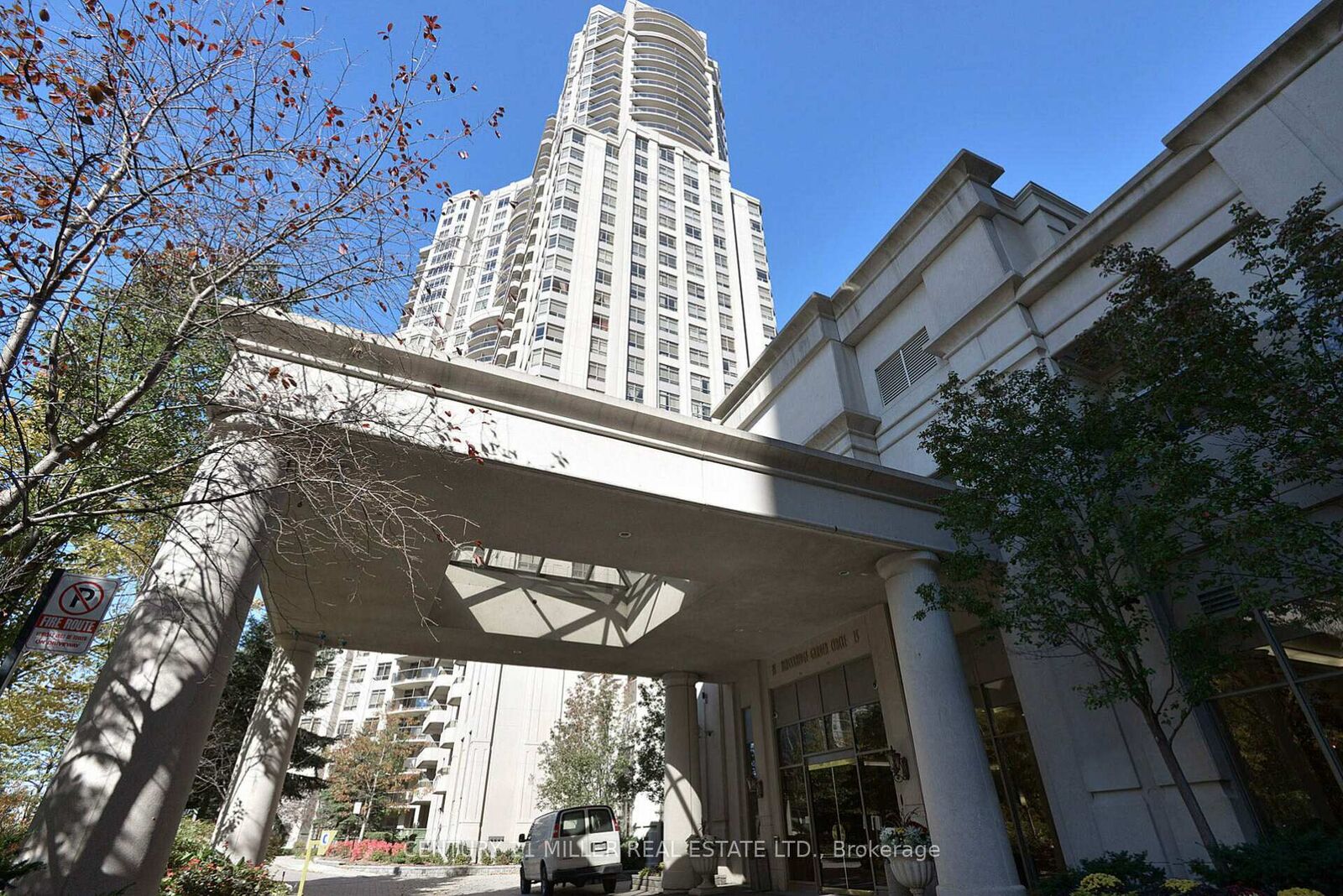 Property Photo:  25 Kingsbridge Garden Circle 3013  ON L5R 4B1 