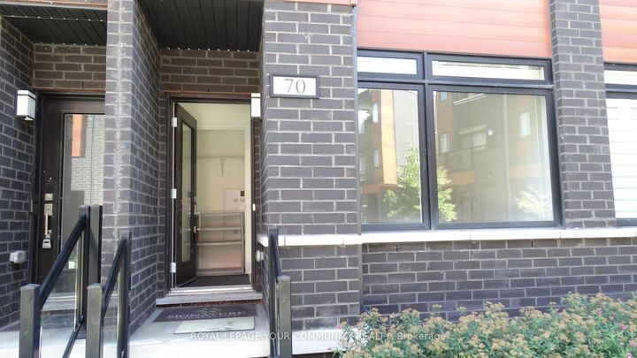 Property Photo:  370C Red Maple Road 70  ON L4C 6P5 