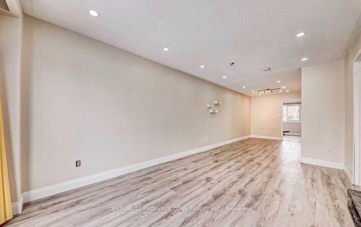 Property Photo:  346 Montego Road Main  ON L5B 1C7 