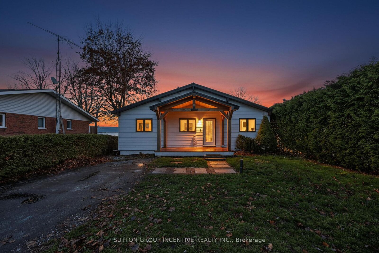 Property Photo:  211 Moon Point Drive  ON L3V 6H1 