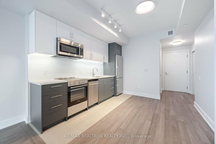Property Photo:  2525 Bathurst Street 805  ON M6B 2Y9 