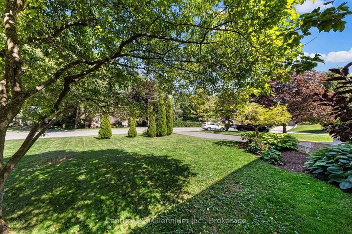 Photo de la propriété:  128 Parklane Crescent  ON N4L 1A6 