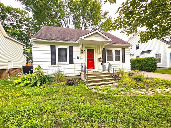 Property Photo:  28 Arundel Avenue  ON K1K 0B6 