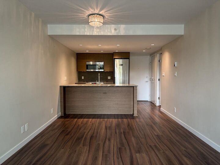 Property Photo:  135 E 17th Street 321  BC V7L 0C4 
