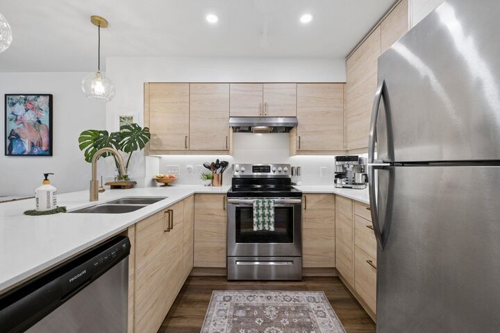 Property Photo:  38 Seventh Avenue 203  BC V3L 5W2 