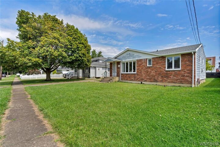 Property Photo:  3731 Saxony Place  NY 14219 