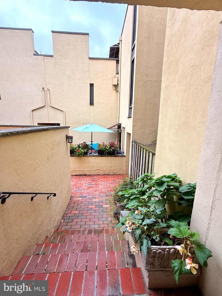 Property Photo:  4 S Alder Street 4  PA 19147 