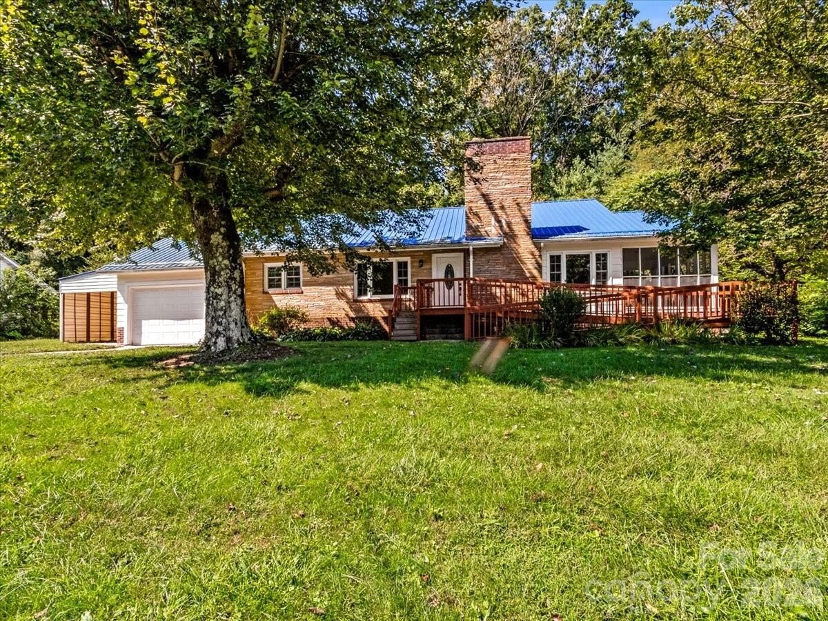 Property Photo:  422 Altapass Highway  NC 28777 