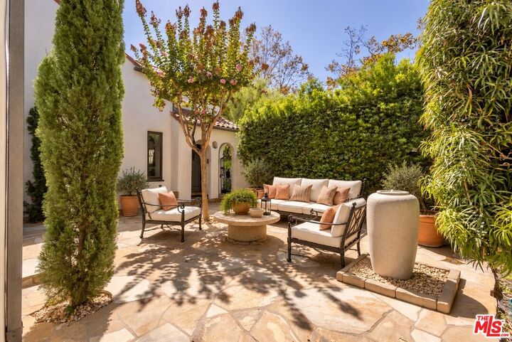 Property Photo:  816 S Dunsmuir Ave  CA 90036 