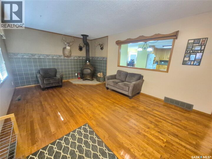 Property Photo: 633 Beckwell Avenue SK S0C 2G0