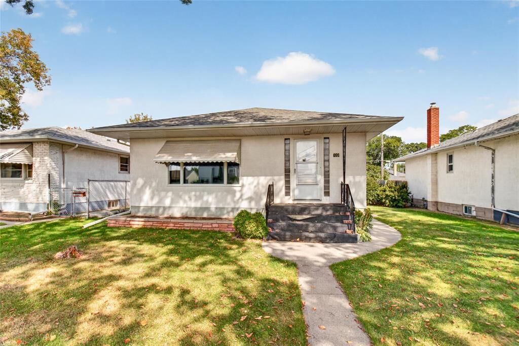 Property Photo:  891 Inkster Boulevard  MB R2X 1N6 