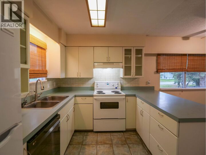 Property Photo:  1802 Poplar Avenue  BC V2J 3Z5 