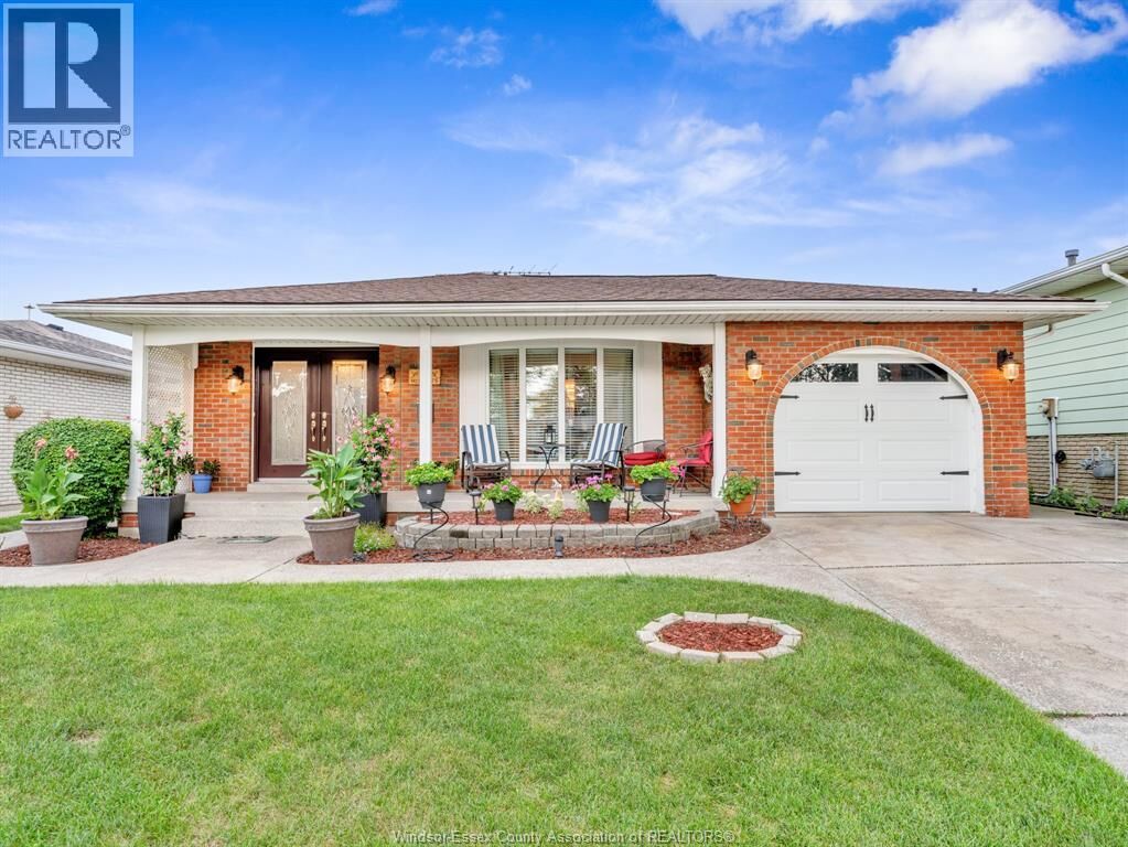 Property Photo:  9975 Holly Crescent  ON N8R 1Y6 