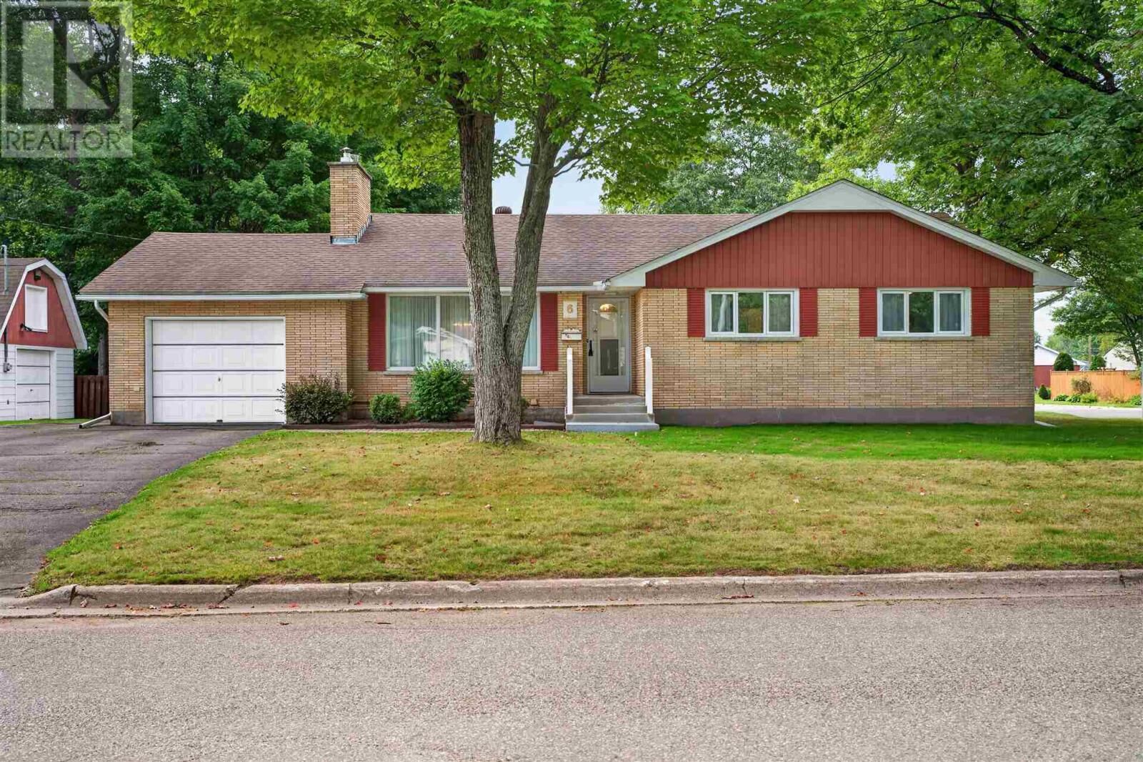 Property Photo: 6 Pinemore Blvd ON P6B 4E3