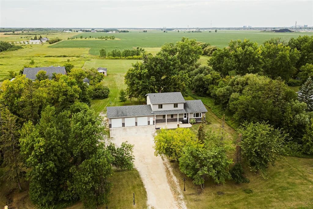 Property Photo: 1670 St Anne's Road MB R2N 4K7