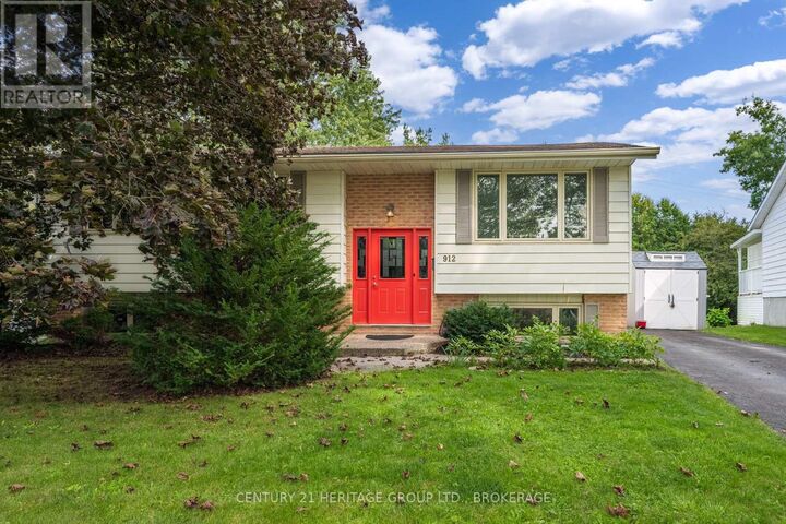 Property Photo: 912 Safari Drive ON K7M 6X5