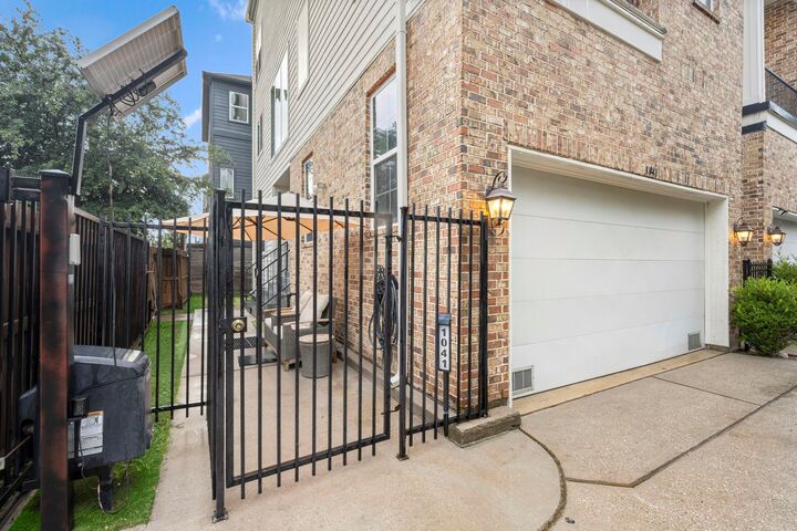 Property Photo:  1041 W 17th Street  TX 77008 