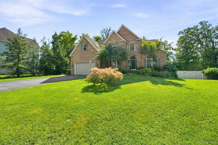 Property Photo:  17 Arbor Court  NY 12603 