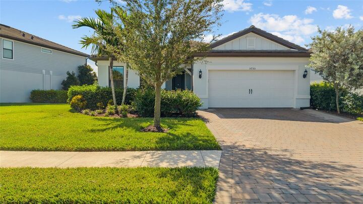 Property Photo: 5755 Bluestar Court FL 34211