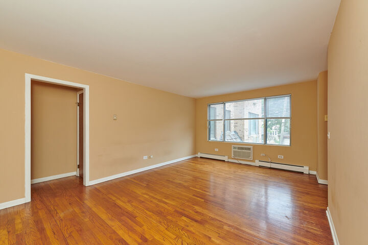 Property Photo:  1762 W Highland Avenue 204  IL 60660 