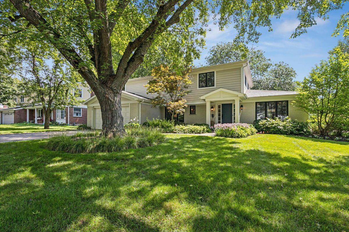 Property Photo: 455 W Hawthorne Court IL 60044