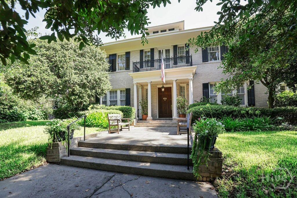 Property Photo:  124 E 45th Street  GA 31405 