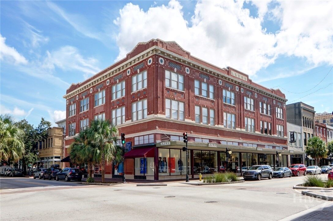 Property Photo:  122 W Broughton Street  GA 31401 