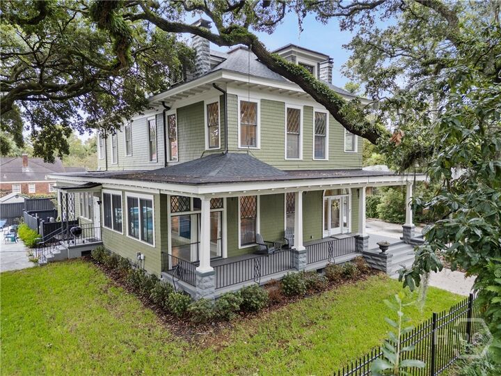 Property Photo:  121 E Victory Drive  GA 31405 