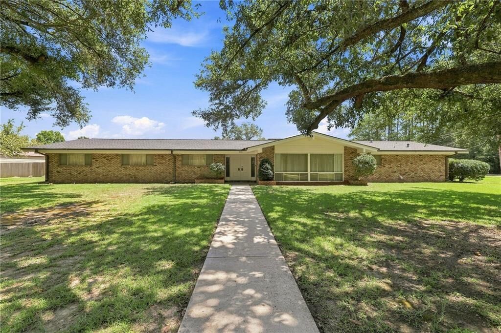 Property Photo:  101 E 8th Street  LA 70443 