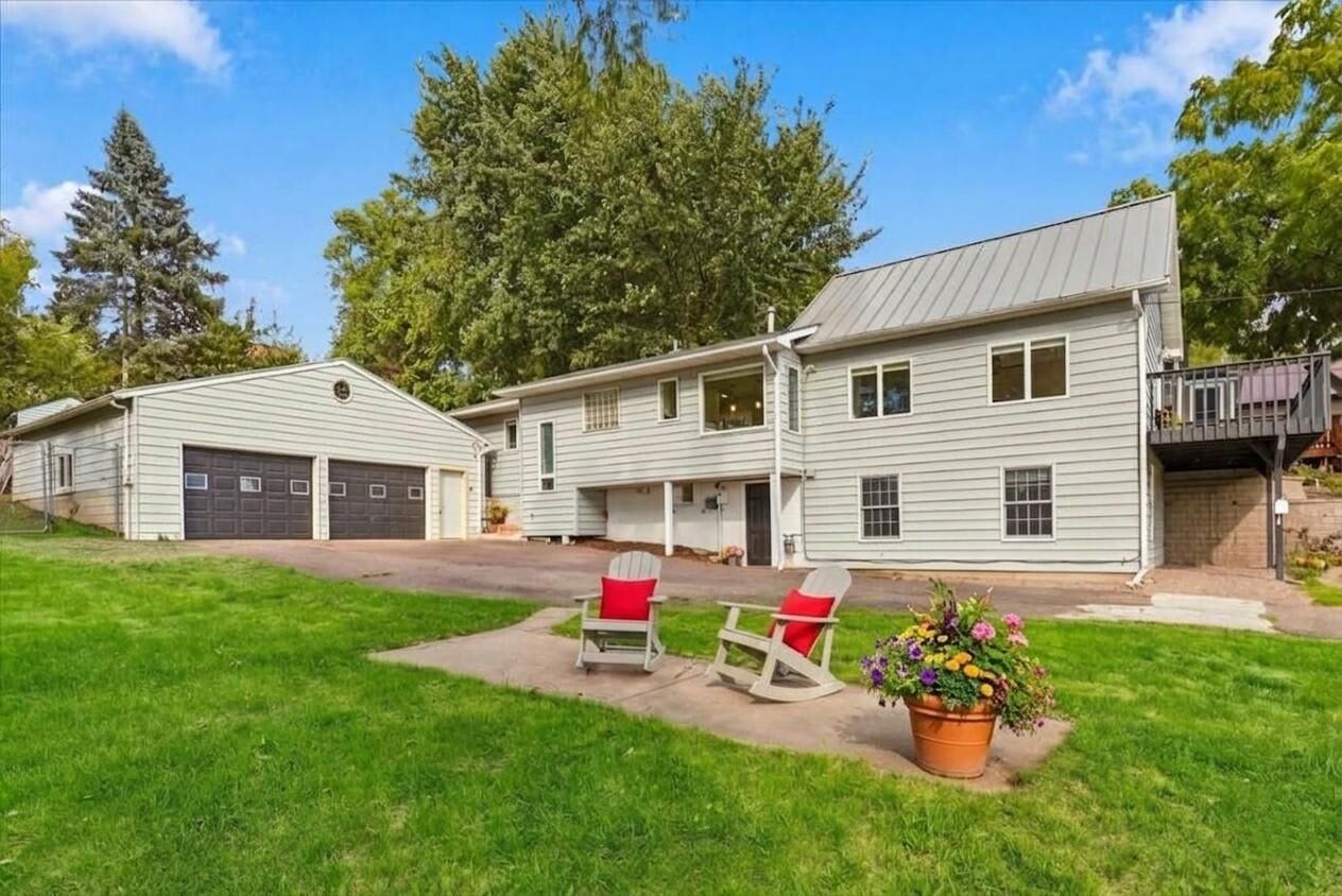 Property Photo:  924 Maple Street W  MN 55082 