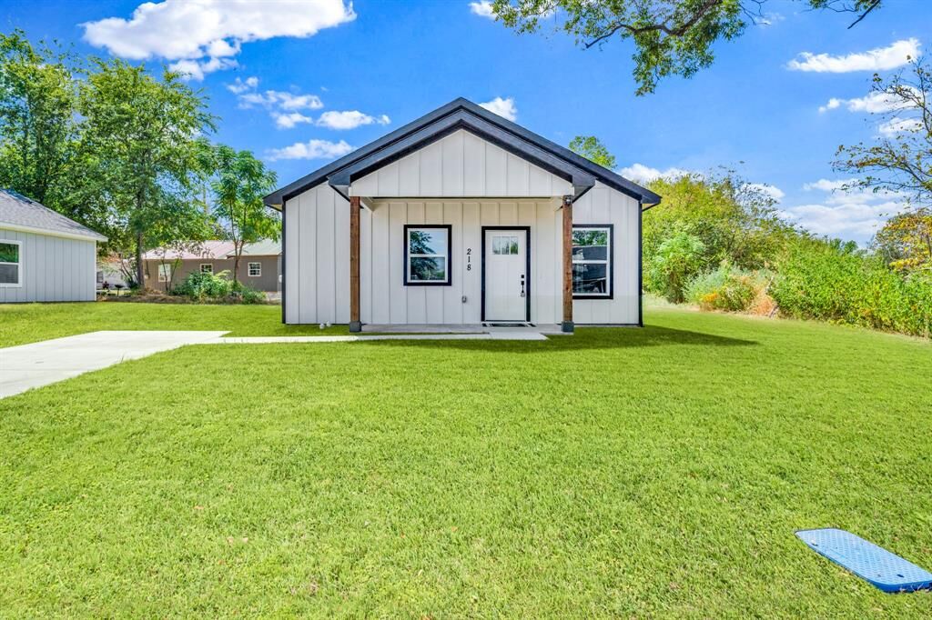 Property Photo:  218 Calvert Street  TX 75482 