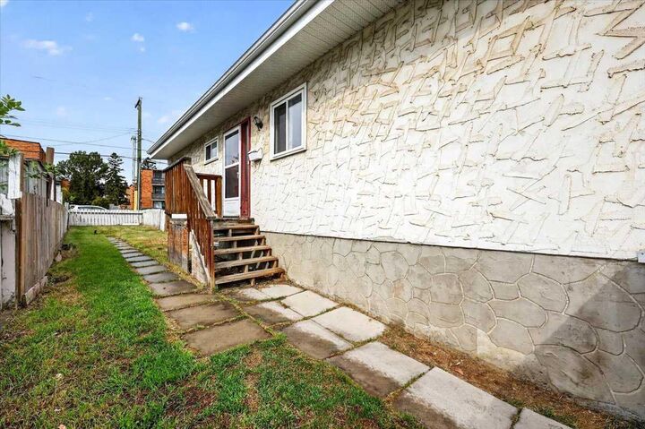 Property Photo:  6325 Tregillus Street NW  AB T2K 3T4 