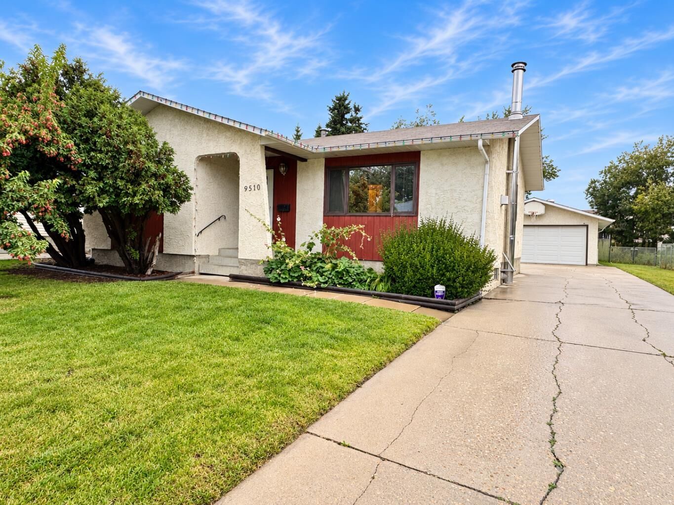 Property Photo: 9510 81 Avenue AB T8V 5R2