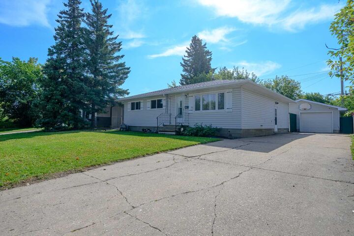 Photo de la propriété:  9923 88 Avenue  AB T8V 0C3 